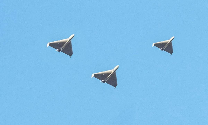 Chức năng lơ lửng này cho phép UAV Cube hoặc một nhóm UAV Cube phối hợp và tấn công đồng thời theo lệnh. Dù bay ở độ cao lớn hay thấp thì UAV cảm tử Cube đều phóng ra lượng thuốc nổ chính xác, khiến nó trở thành một công cụ đáng gờm trong kho vũ khí của Nga. Ảnh: Defender Rostec.