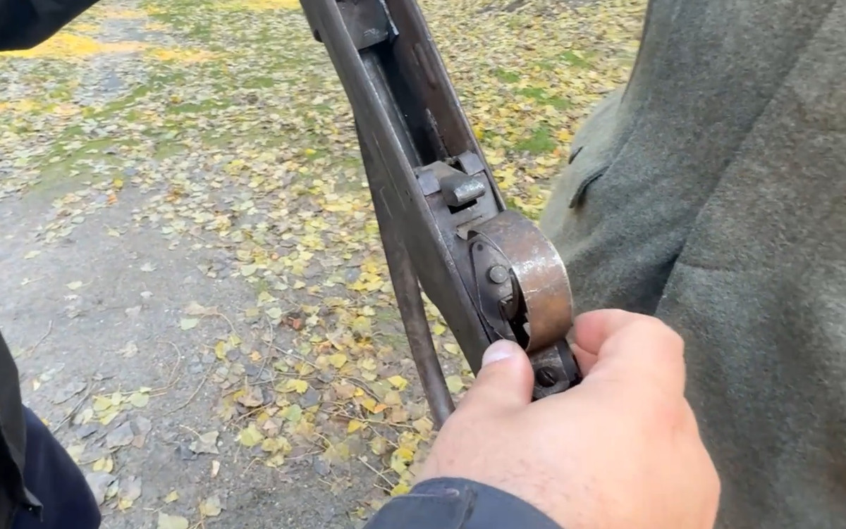 Nhìn từ dưới buồng súng, nơi gắn hộp tiếp đạn, có thể thấy rõ kết cấu bên trong của khẩu súng Volkssturmgewehr. Việc chế tạo nó từ thép tấm dập trong thời điểm thiếu thốn vật tư đã tạo ra một vũ khí rất gọn, nhẹ. Ảnh: Muzeum Świnoujście.