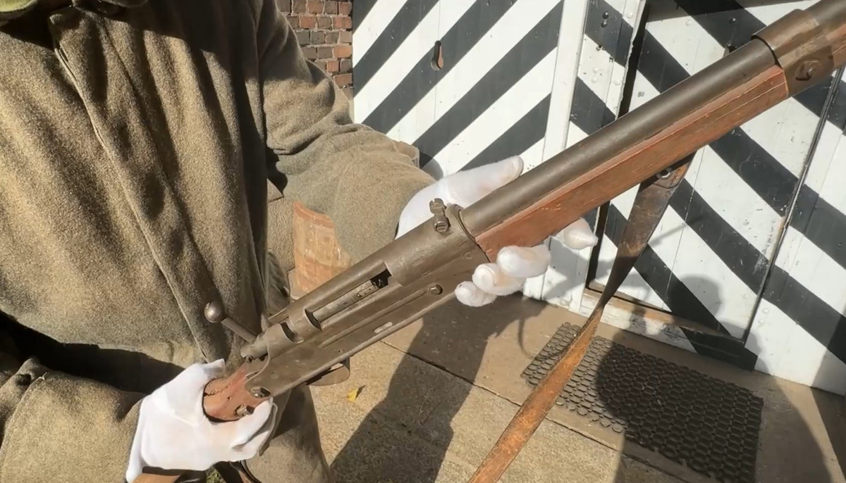 Mặc dù vậy, nó vẫn trong tình trạng bảo quản khá tốt, gần như không bị hư hại gì. Thậm chí, Piotr còn cho biết nó vẫn có thể bắn được. Đó là lợi thế của những thiết kế đơn giản. Một minh chứng cho sự đơn giản luôn kèm theo tính ổn định, bền bỉ đó là một khẩu súng khác của Liên Xô, khẩu AK-47. Ảnh: Muzeum Świnoujście.