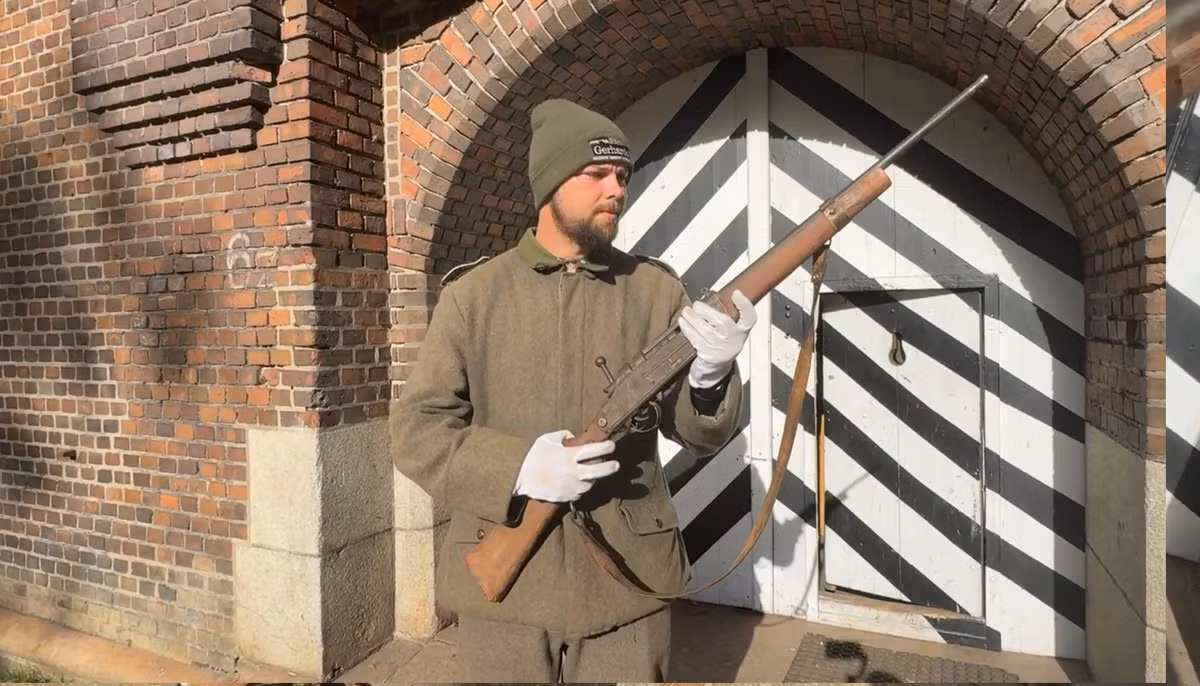 Súng trường Volkssturmgewehr là một trong những vũ khí cuối cùng do Đức Quốc xã sản xuất vào năm 1945, Piwowarczyk cho biết. Những khẩu súng này được làm bằng kim loại tấm và được thiết kế đơn giản, rẻ tiền và dễ chế tạo. Ảnh: Muzeum Świnoujście.