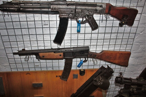 Piotr Piwowarczyk, một nhân viên của bảo tàng, chia sẻ với tạp chí Science in Poland rằng, một khẩu súng trường cơ bản, trông thiếu chuyên nghiệp đến mức nhân viên bảo tàng cho rằng đó là súng hơi đồ chơi hoặc vũ khí tự chế. Tuy nhiên họ vẫn đánh số và để nó trong kho cùng một số vũ khí hoen gỉ khác. Ảnh: Muzeum Świnoujście .