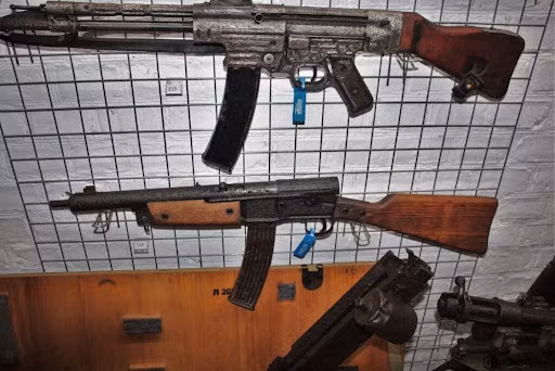 Piotr Piwowarczyk, một nhân viên của bảo tàng, chia sẻ với tạp chí Science in Poland rằng, một khẩu súng trường cơ bản, trông thiếu chuyên nghiệp đến mức nhân viên bảo tàng cho rằng đó là súng hơi đồ chơi hoặc vũ khí tự chế. Tuy nhiên họ vẫn đánh số và để nó trong kho cùng một số vũ khí hoen gỉ khác. Ảnh: Muzeum Świnoujście .