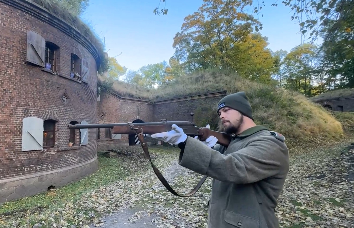 Do điều kiện sản xuất thời đó cùng với sự cải tiến riêng lẻ của mỗi nhà máy mà Volkssturmgewehr có nhiều biến thể khác nhau theo tứ tự được ghi nhận là từ VG 1 cho đến VG 5. Một trong số đó là thiết kế của Gusloff, với khả năng bán tự động giật lùi bằng trích khí. Ảnh: Muzeum Świnoujście.