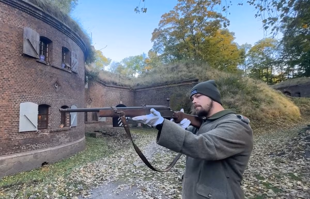 Do điều kiện sản xuất thời đó cùng với sự cải tiến riêng lẻ của mỗi nhà máy mà Volkssturmgewehr có nhiều biến thể khác nhau theo tứ tự được ghi nhận là từ VG 1 cho đến VG 5. Một trong số đó là thiết kế của Gusloff, với khả năng bán tự động giật lùi bằng trích khí. Ảnh: Muzeum Świnoujście.