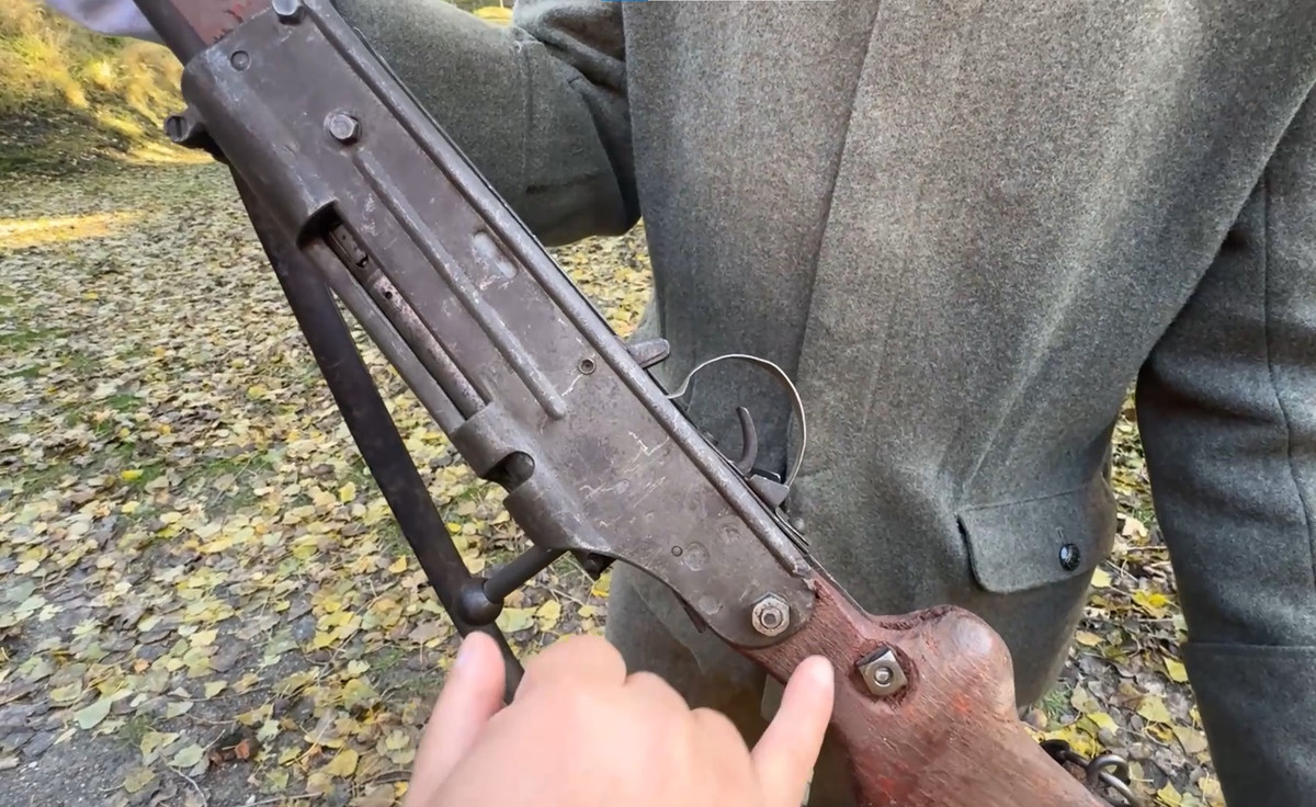 Một đặc điểm của Volkssturmgewehr cũng như nhiều khẩu súng được thiết kế thời đó là chưa có tay cầm sau cò. Người bắn sẽ tì ngón cái cổ báng, nơi có đường kính nhỏ nhất trên báng súng. Ảnh: Muzeum Świnoujście.