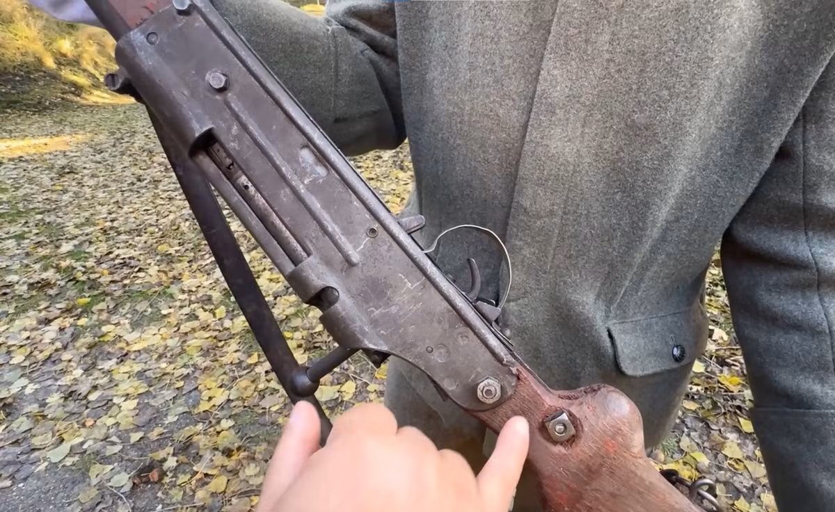 Một đặc điểm của Volkssturmgewehr cũng như nhiều khẩu súng được thiết kế thời đó là chưa có tay cầm sau cò. Người bắn sẽ tì ngón cái cổ báng, nơi có đường kính nhỏ nhất trên báng súng. Ảnh: Muzeum Świnoujście.