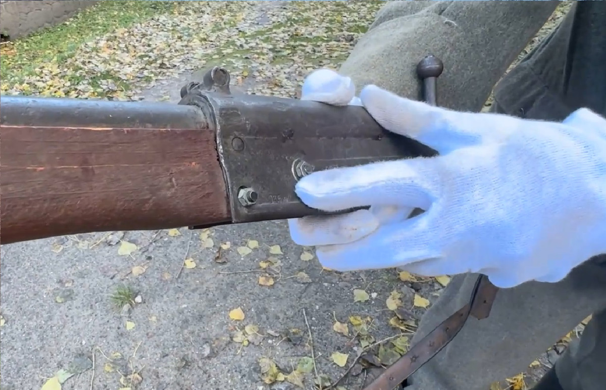 Một bức ảnh cận cảnh cho thấy những con số được đóng dấu trên khẩu súng trường Volkssturmgewehr hiếm có. Ảnh chụp màn hình từ video của Science in Poland (PAP). Gần 80 năm sau, rất ít súng trường Volkssturmgewehr, còn được gọi là VG hoặc súng trường “Volksgewehr”, vẫn còn tồn tại, Piwowarczyk cho biết. Ảnh: Muzeum Świnoujście .