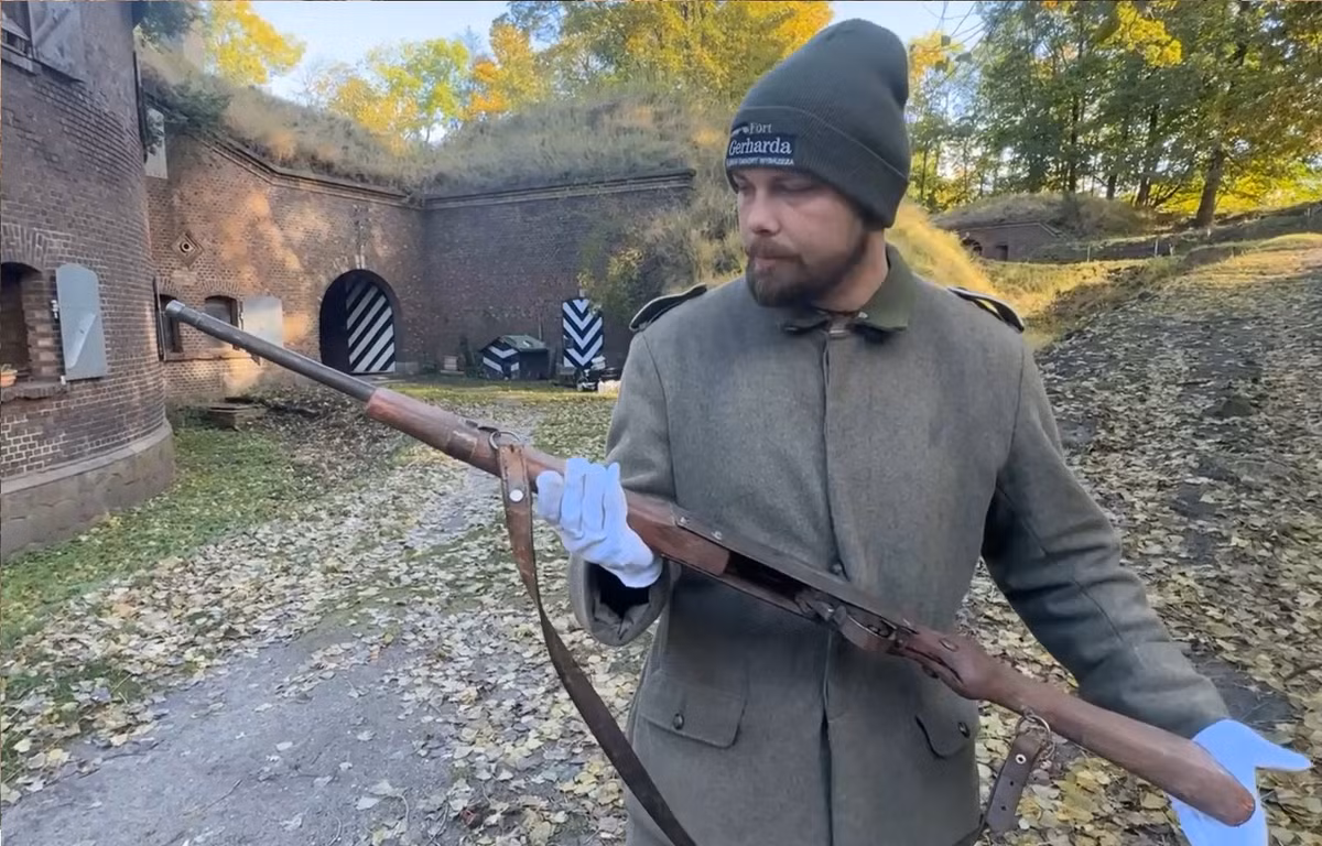 Súng trường được tìm thấy ở Świnoujście có thể là loại duy nhất cùng loại ở Ba Lan. Các bức ảnh cho thấy vũ khí hơi rỉ sét. Trên hông có số 935 và một dấu đục liên kết nó với một nhà máy ở Berlin, Piwowarczyk cho biết. Ảnh: Muzeum Świnoujście. 