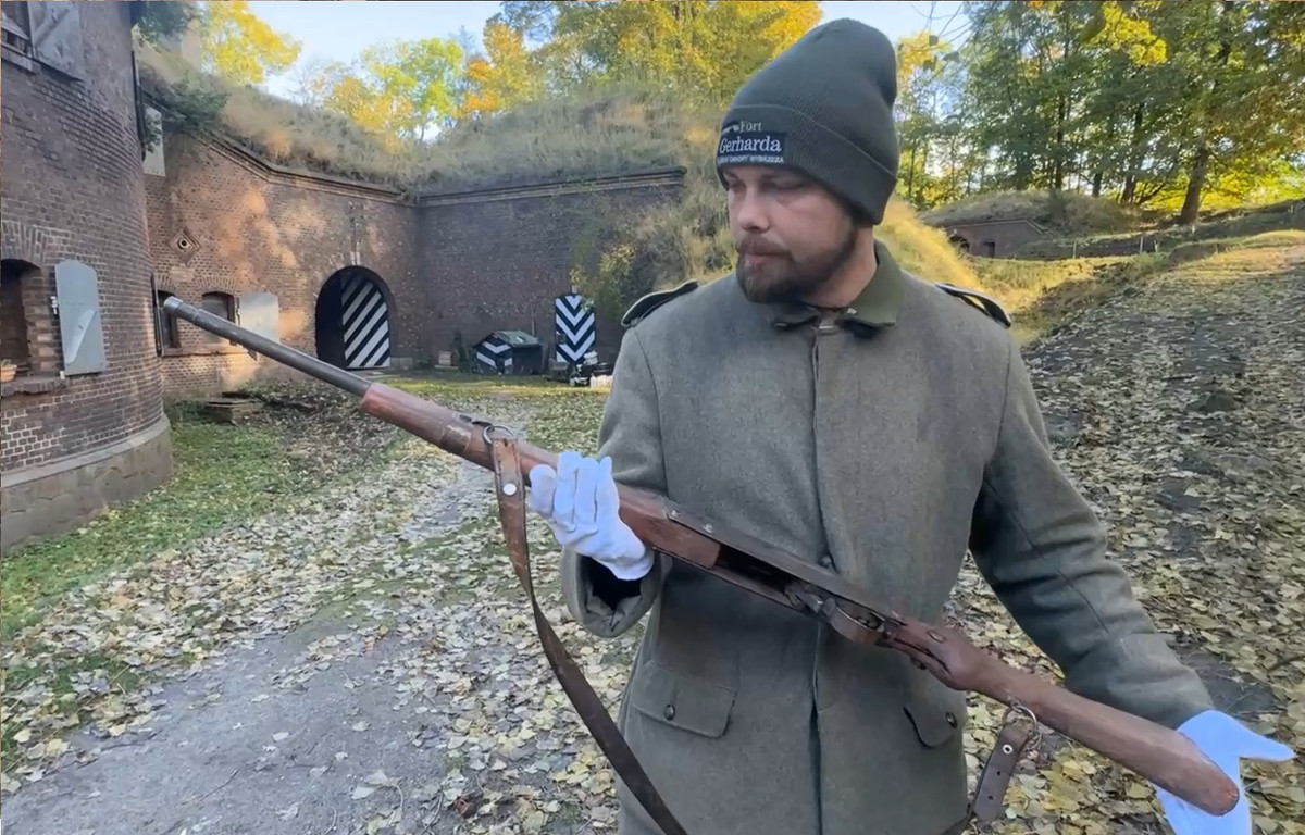 Nó có chiều dài 885 mm, nặng khoảng 10 pound, sử dụng đạn loại 7.92×33mm phổ biến thời bấy giờ. Tầm bắn hiệu quả của nó chỉ trong vòng 300m và chỉ với bấy nhiêu đó là đủ cho việc sử dụng trong những trận chiến trên phố, khi mà quân đội các nước bắt đầu tiến đánh vào Berlin. Ảnh: Muzeum Świnoujście.