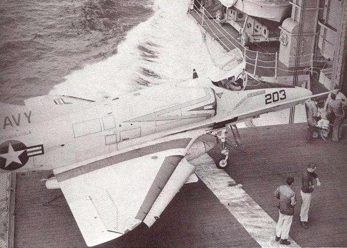 Tuy nhiên, mãi đến 15 năm sau, Hải quân Hoa Kỳ mới thừa nhận vụ tai nạn đã xảy ra. Lúc đó tàu cách đảo Ryuki của Nhật Bản khoảng 80 dặm. Do hậu quả của vụ tai nạn đó, Chính phủ Nhật Bản vĩnh viễn cấm Hoa Kỳ đưa vũ khí hạt nhân vào lãnh thổ của mình. Ảnh: CNN. 