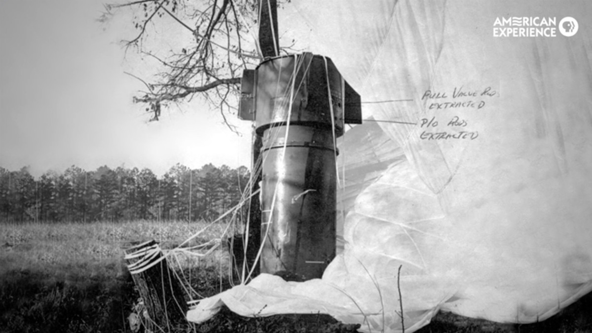 Lõi hạt nhân này có 4 cơ chế kích hoạt và 3 trong số đó khi được thu hồi đã được kích hoạt. Cơ chế thứ 4 cùng với lõi hạt nhân đã găm sâu vào lòng đất và chưa từng được tìm khấy. Trên ảnh là 1 quả bom tương tự chưa phát nổ trong vụ tai nạn. Ảnh: American Express. 