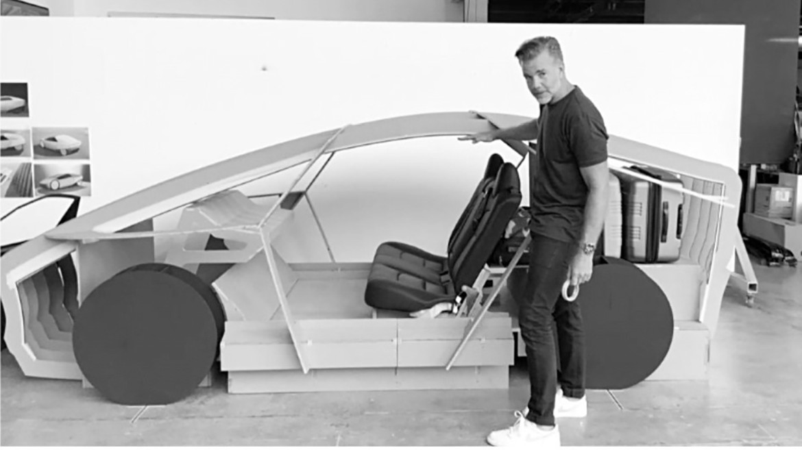 Thiết kế này là có cơ sở bởi nó đã nhiều lần xuất hiện gián tiếp, trong đó có một bức ảnh Franz von Holzhausen, giám đốc thiết kế của Tesla, đang làm việc gần một mô hình nghiên cứu nội thất và ngoại thất.