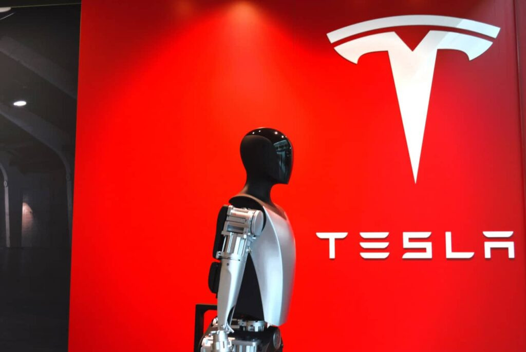 Đây cũng là lý do Tesla chọn cái tên sự kiện là WE ROBOT, nó lấy cảm hứng từ cuốn truyện được chuyển thể thành phim có tên I Robot của Isaac Asimov, với 3 định luật về sự an toàn của con người được lập trình cứng bắt buộc các robot phải tuân thủ. Ảnh AP
