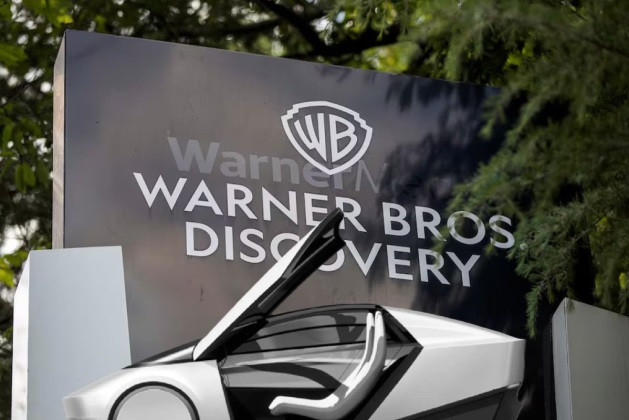 Địa điểm trường quay Warner Bros được chọn cũng vì tại đây có những không gian hệt như một đô thị thu nhỏ nhưng không có xe cộ qua lại, thuận tiện cho mẫu xe mới có thể trình diễn cách thức hoạt động mà không có những trợ ngại ngoài ý muốn. Ảnh: Auto Dailly