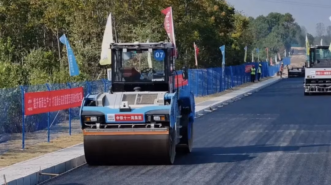 Thi công mặt đường cao tốc cần đáp ứng được các yêu cầu cực kỳ cao về thiết bị trải nhựa, lèn nhựa cũng như công nghệ vận hành. Chính vì vậy, việc thi công này sử dụng cùng lúc nhiều thiết bị tự hành kết hợp với nhau.