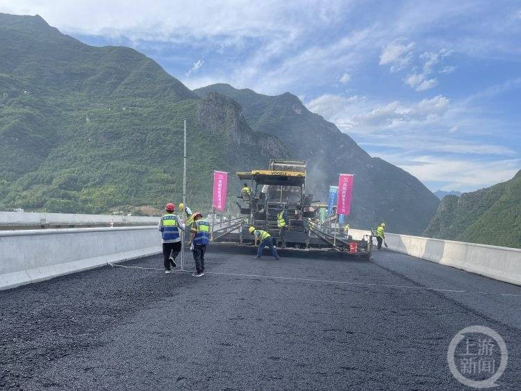 Đáng chú ý nhất trong số đó là xe trải nhựa SAP200C-10, đây là lần đầu tiên một cỗ máy trải nhựa với kích thước lớn như vậy được triển khai tại Trung Quốc.