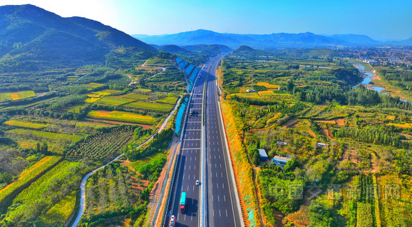 Trung Quốc hiện là đất nước sở hữu nhiều cao tốc nhất trên thế giới. Mạng lưới đường cao tốc của họ theo thống kê năm 2022 có tổng chiều dài lên đến hơn 160.000km.