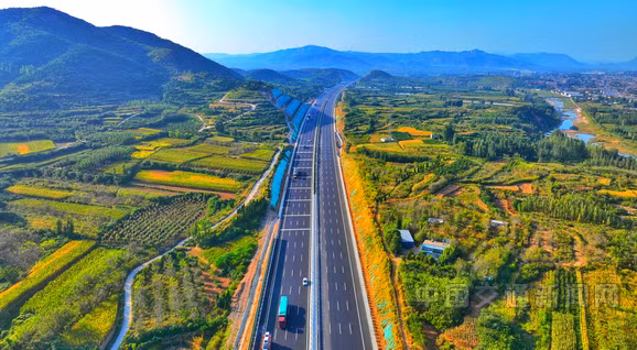 Trung Quốc hiện là đất nước sở hữu nhiều cao tốc nhất trên thế giới. Mạng lưới đường cao tốc của họ theo thống kê năm 2022 có tổng chiều dài lên đến hơn 160.000km.