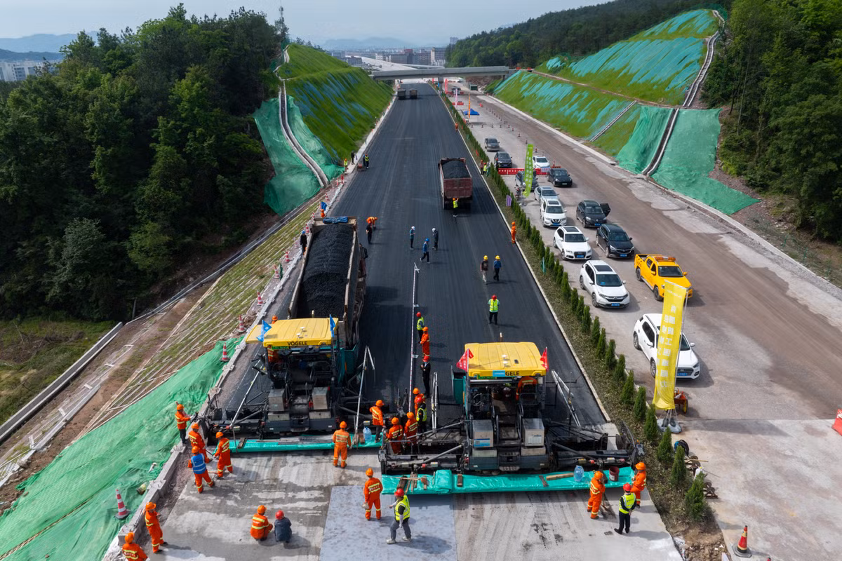 Kết hợp hàng loạt công nghệ tự động khác nhau, các công ty xây dựng Trung Quốc vừa lập được một kỳ tích . Đây cũng là dự án xây dựng đường đầu tiên trên thế giới được hoàn thành bằng các robot không người lái. 