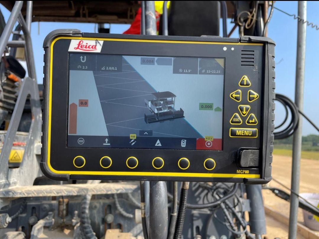 Hỗ trợ cho các thiết bị này là hệ thống định vị toàn cầu Bắc Đẩu được Trung Quốc phát triển từ lâu với độ chính xác cao đến từng centimet và mạng lưới thông tin độ trễ thấp. Không chỉ để xác định vị trí, các hệ thống này còn để lập hoạch đường đi tối ưu theo thời gian thực cho các phương tiện vận hành theo đúng quy trình và yêu cầu kỹ thuật.