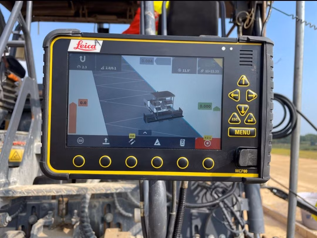 Hỗ trợ cho các thiết bị này là hệ thống định vị toàn cầu Bắc Đẩu được Trung Quốc phát triển từ lâu với độ chính xác cao đến từng centimet và mạng lưới thông tin độ trễ thấp. Không chỉ để xác định vị trí, các hệ thống này còn để lập hoạch đường đi tối ưu theo thời gian thực cho các phương tiện vận hành theo đúng quy trình và yêu cầu kỹ thuật.