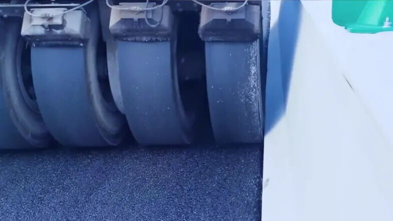 Các thiết bị bay này có thể xác định chính xác vị trí lề đường, để việc trải nhựa diễn ra chính xác tạo ra mép đường sắc nét, mà không cần phải có một xe lăn nhỏ khác để cắt cạnh mặt đường như thường thấy.