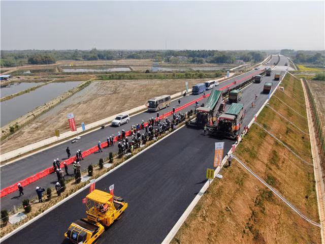 Báo chí và nhiều đối tác được mời đến để tận mắt chứng kiến quá trình thi công hoàn toàn tự động.