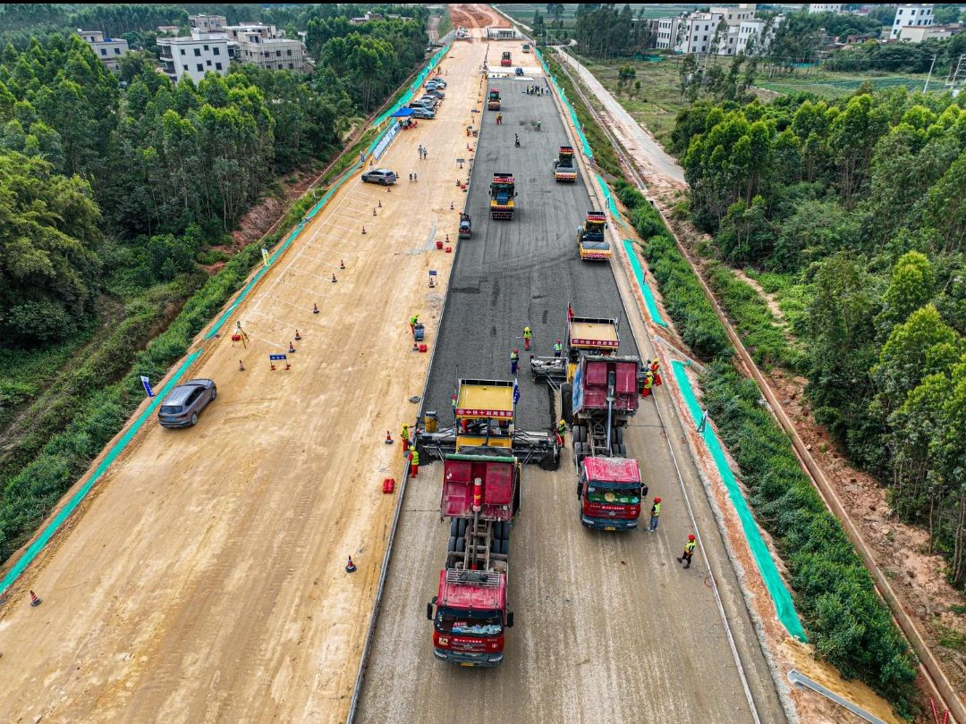 Ngoài các phương tiện thi công nói trên, dự án này còn có sự xuất hiện của một đội máy bay không người lái. Được cài đặt trước các thuật toán theo dõi đường đi và hệ thống định vị tự cảm biến có độ chính xác cao.