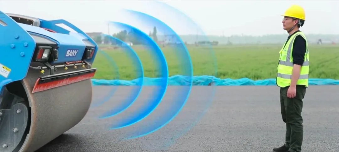 Đáng chú ý, toàn bộ thiết bị này được Tập đoàn Sany Group cung cấp. Các thiết bị thi công gồm có máy trải nhựa SAP200C-10 có thể trải một lần với bề rộng lên tới 19,25m, 6 xe lu bánh thép đôi nặng 13 tấn và 3 xe lu bánh cao su nặng 30 tấn. Đội hình thi công khổng lồ 1+3+3+3 này được chuẩn hóa hoạt động dựa vào các thuật toán lập lịch trình thông minh.