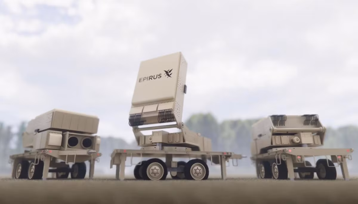 Module chính của hệ thống này là một máy phát xung điện từ tầng số cao HPM C-UAS xung dài, trạng thái rắn, được xác định bằng phần mềm. Nó có thể gấp gọn để gắn trên xe kéo hạng nhẹ và triển khai sang trạng thái sẵn sàng chiến đầu trong vài phút. Ảnh: Epius.