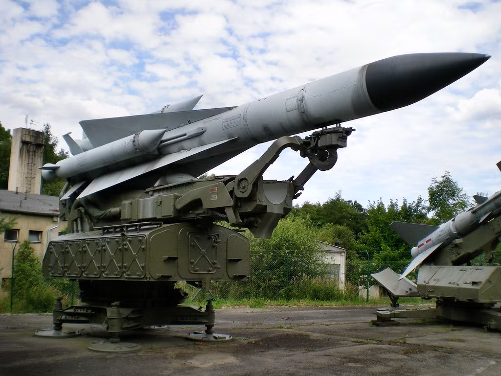 Ukraine đã bắn một số tên lửa đất đối không SA-5 GAMMON ('S-200') thời Liên Xô cũ trong vai trò là tên lửa đất đối đất. Tuy nhiên, tên lửa này độ chính xác lại không cao, nên Ukraine chỉ sử dụng khi kho tên lửa của nước này cạn kiệt.