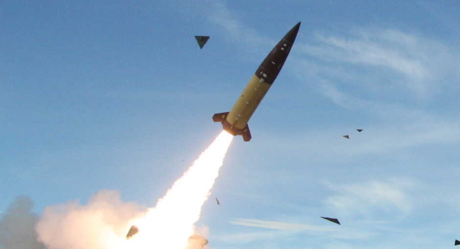 Sau thành công của tên lửa M-31 GMLRS (HIMAS), sau đó là Storm Shadow tầm xa hơn của Anh và Pháp, Hoa Kỳ đã cung cấp tên lửa ATACMS vào mùa thu năm 2023. Mặc dù các tên lửa được cung cấp cho Ukraine là các mẫu cũ, nhưng nó vẫn có cự ly lớn hơn 2 loại trước. Ảnh: Sputnik.