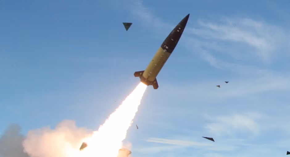 Sau thành công của tên lửa M-31 GMLRS (HIMAS), sau đó là Storm Shadow tầm xa hơn của Anh và Pháp, Hoa Kỳ đã cung cấp tên lửa ATACMS vào mùa thu năm 2023. Mặc dù các tên lửa được cung cấp cho Ukraine là các mẫu cũ, nhưng nó vẫn có cự ly lớn hơn 2 loại trước. Ảnh: Sputnik.