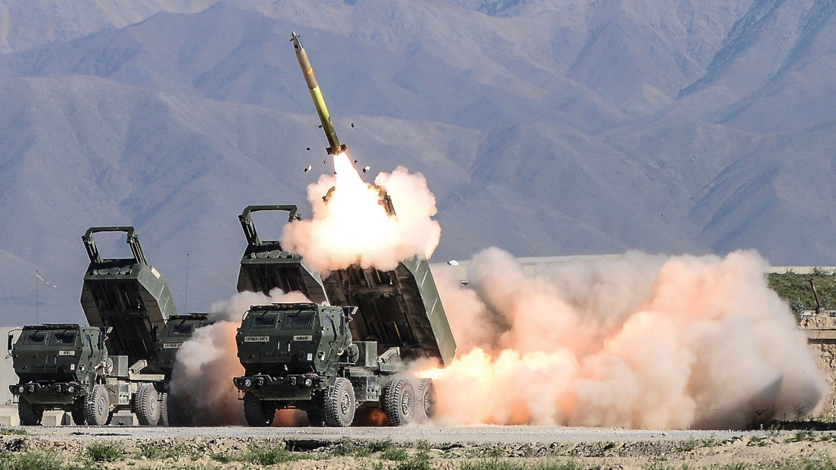 HIMARS, một trong những tên lửa nổi tiếng nhất trong cuộc xung đột, được Mỹ hỗ trợ cho Ukraine. Tên lửa trên thực tế là M-31 GLMRS (Hệ thống tên lửa phóng loạt có điều khiển). Chúng cũng có thể được bắn bằng xe M270 MLRS có bánh xích của Ukraine. Ảnh: Warzone.