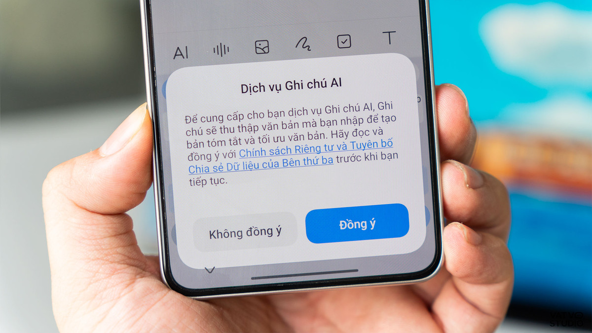 Về tiện ích liên quan đến văn bản, Xiaomi 14T có Ghi chú AI, Trợ lý tin nhắn AI. Các tính năng này cho phép người dùng nhanh chóng soạn thảo, chỉnh sửa, dịch thuật, tóm tắt nội dung văn bản hoặc soạn lại toàn bộ nội dung tin nhắn chỉ bằng khẩu lệnh tiếng Việt. Ảnh: VVStudio