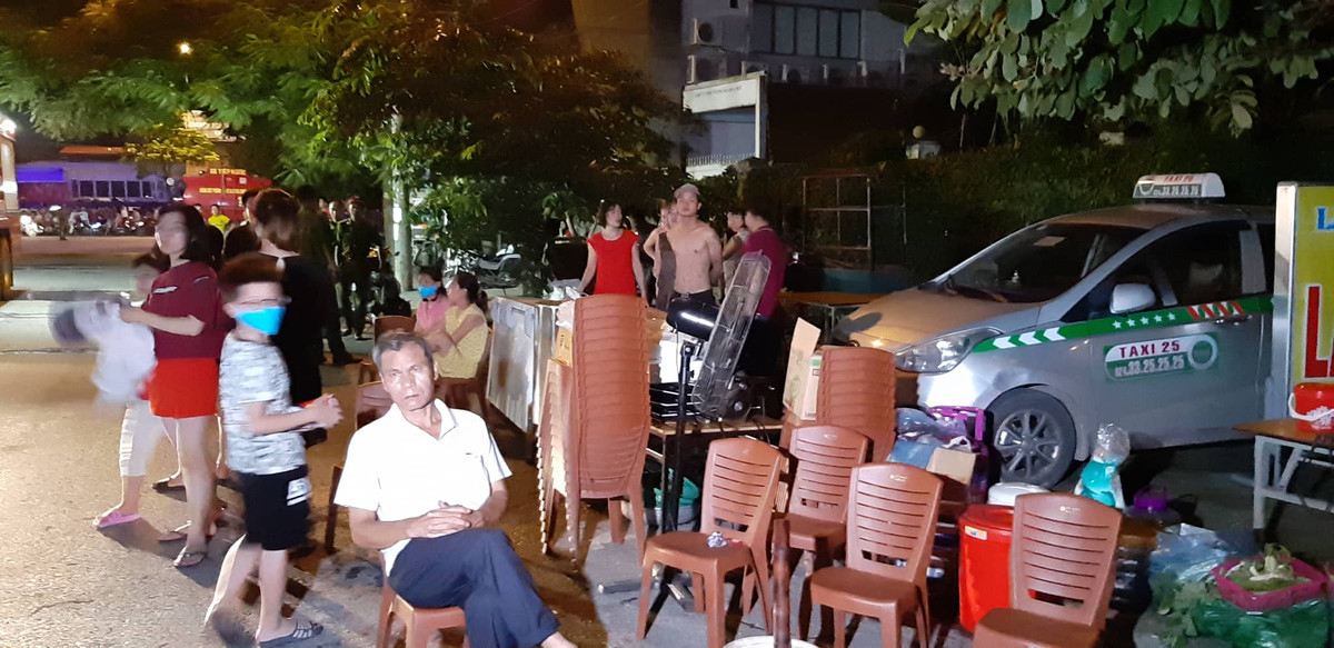 Đám cháy lan ra xung quanh khiến các hộ dân bị ảnh hưởng, phải di chuyển đồ đạc ra bên ngoài.