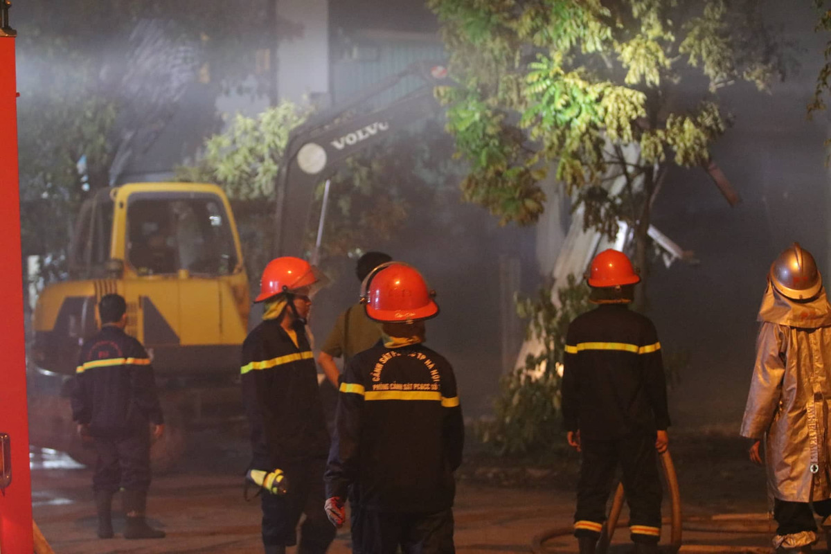 Đến 21h cùng ngày, đám cháy mới cơ bản được khống chế.