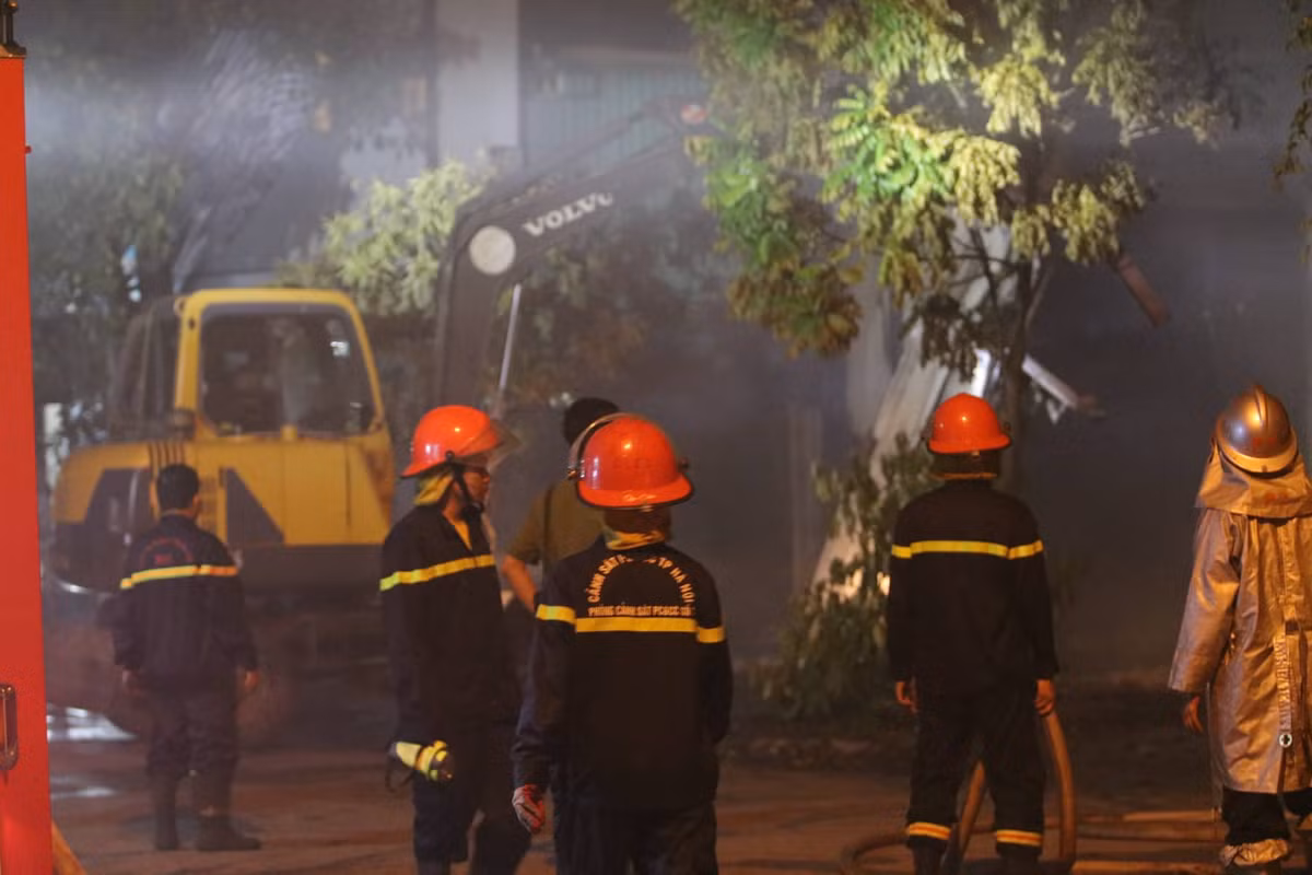 Đến 21h cùng ngày, đám cháy mới cơ bản được khống chế.