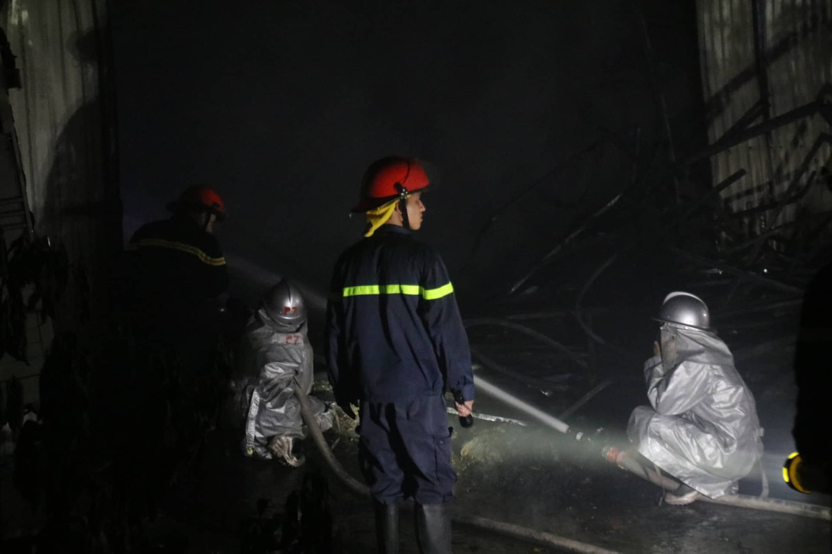 Được biết, kho chứa đồ chơi nhựa rộng hàng trăm mét vuông.