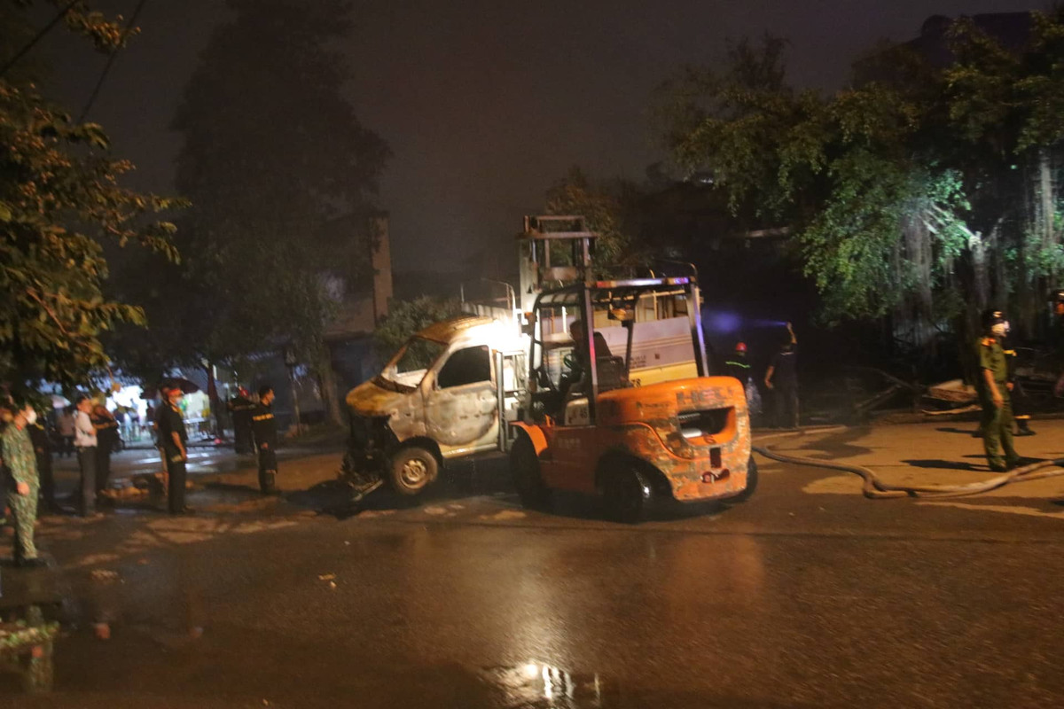 Hỏa hoạn còn khiến một chiếc xe bán tải bị thiêu rụi.