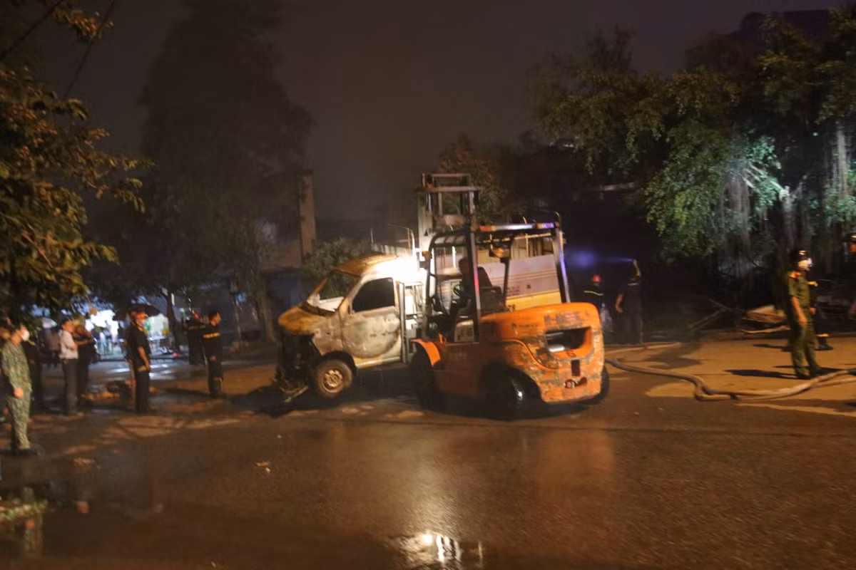 Hỏa hoạn còn khiến một chiếc xe bán tải bị thiêu rụi.