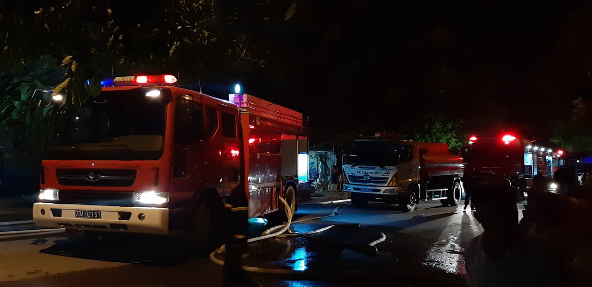 Nhận được tin báo, lực lượng PCCC điều 6 xe cứu hỏa có mặt ở hiện trường để dập lửa.