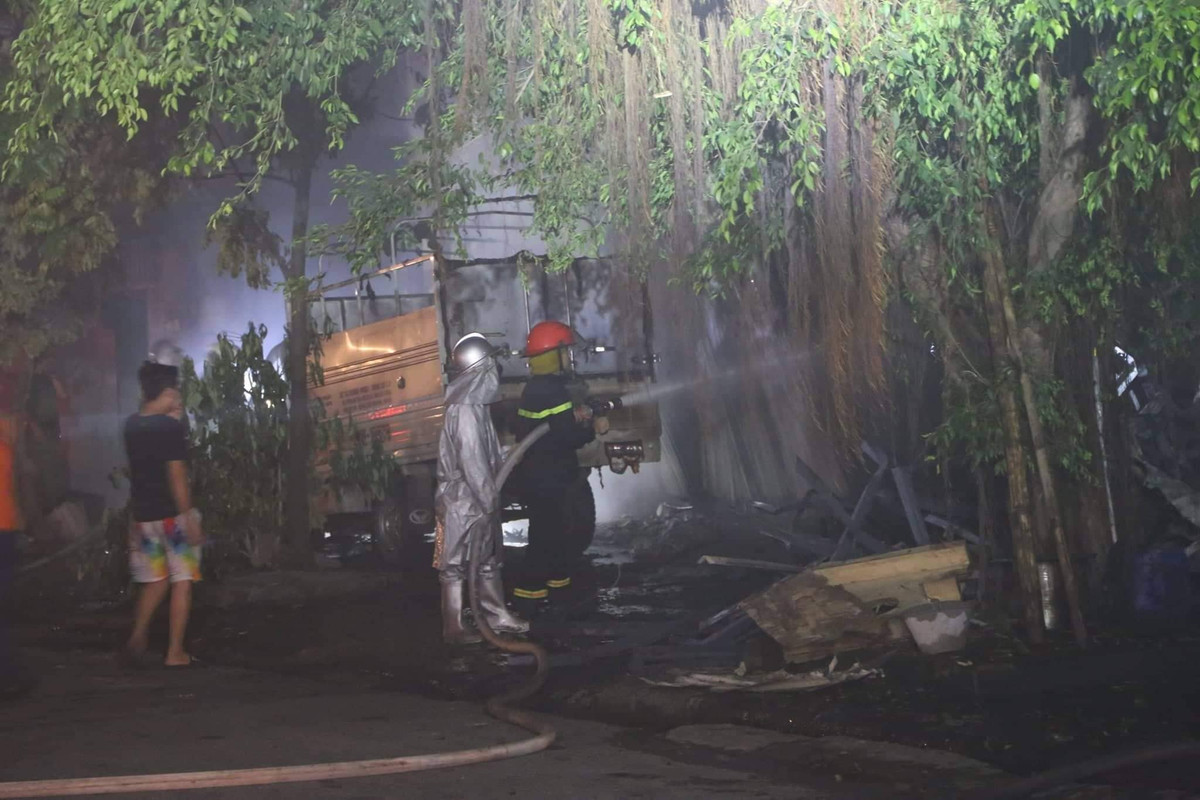 Tuy nhiên, toàn bộ khu xưởng đồ chơi rộng vài trăm mét vuông đã bị cháy rụi, đổ sập.