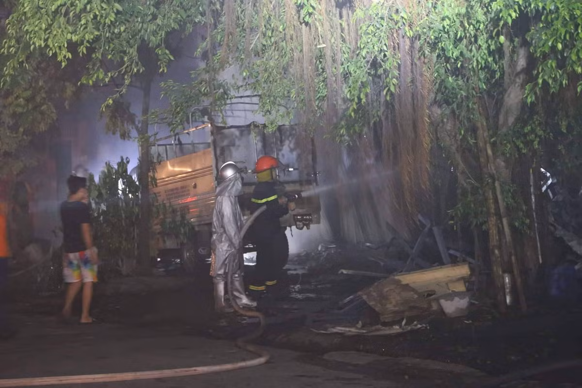 Tuy nhiên, toàn bộ khu xưởng đồ chơi rộng vài trăm mét vuông đã bị cháy rụi, đổ sập.