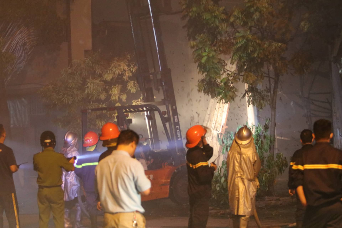 Khoảng 50 cán bộ chiến sỹ được huy động chữa cháy.