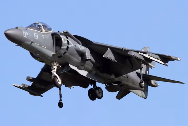 Tiêm kích AV-8B Harrier II trải qua nhiều lần thực chiến và đã chứng tỏ tính năng cơ động khi có thể cất và hạ cánh thẳng đứng.