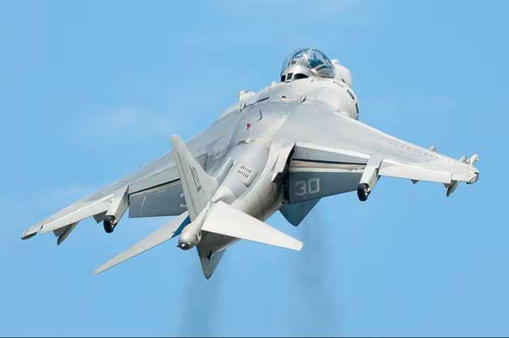 Máy bay được trang bị pháo 25mm và nhiều rocket, cùng bom thông minh dẫn đường bằng laser.