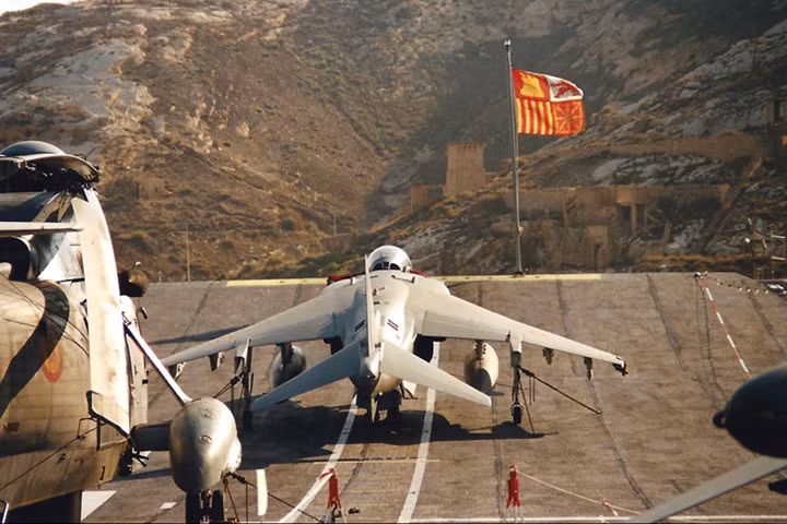 AV-8B Harrier II có chiều dài 14,1m; sải cánh 9,25m; chiều cao 3,55m và diện tích cánh 22,6m2.