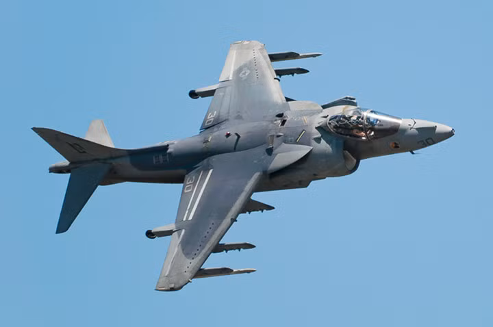 Vận tốc cực đại của AV-8B Harrier II là Mach 0,9; tầm bay 2.200km, trần bay 16.500m.