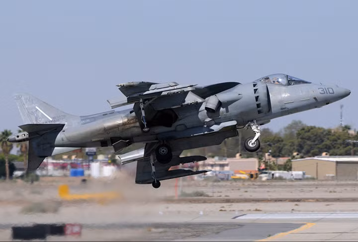 AV-8B Harrier II là máy bay phản lực duy nhất của quân đội Mỹ (chưa tính đến dự án máy bay mới F-35) có khả năng cất cánh ngắn và hạ cánh thẳng đứng.